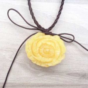 Mặt đeo cổ hổ phách Balan chạm khắc Hoa mẫu đơn